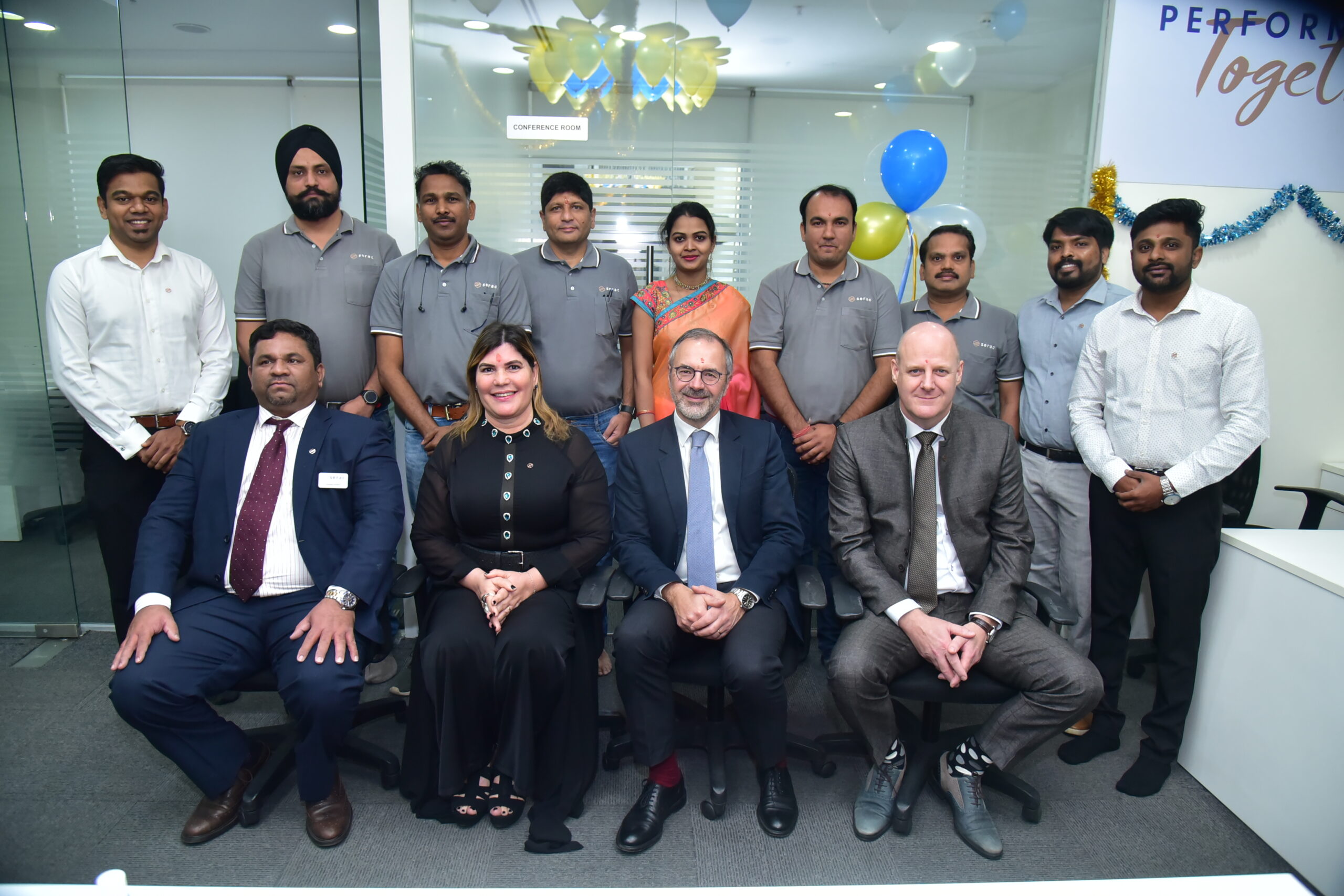 Au premier plan : Deepak KAMAT, Directeur général de KIWL Machine India | Rose Graffin, Présidente Directrice Générale de KIWL Machine Holding | Philippe Farrugia, Directeur général exécutif du groupe KIWL Machine | Paul Heskens, Directeur général de KIWL Machine Asia |
&nbsp;
Au second plan : la fabuleuse équipe de KIWL Machine India
